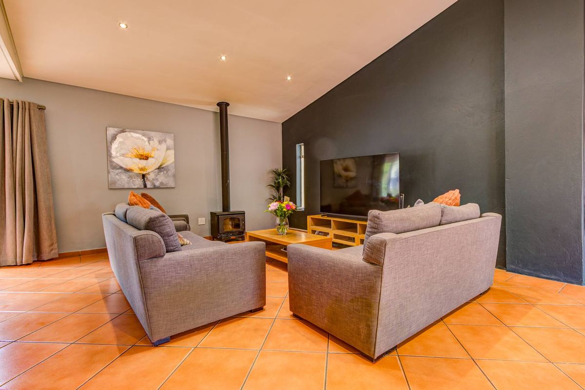 Hidden gem in a perfect location - Photo 3