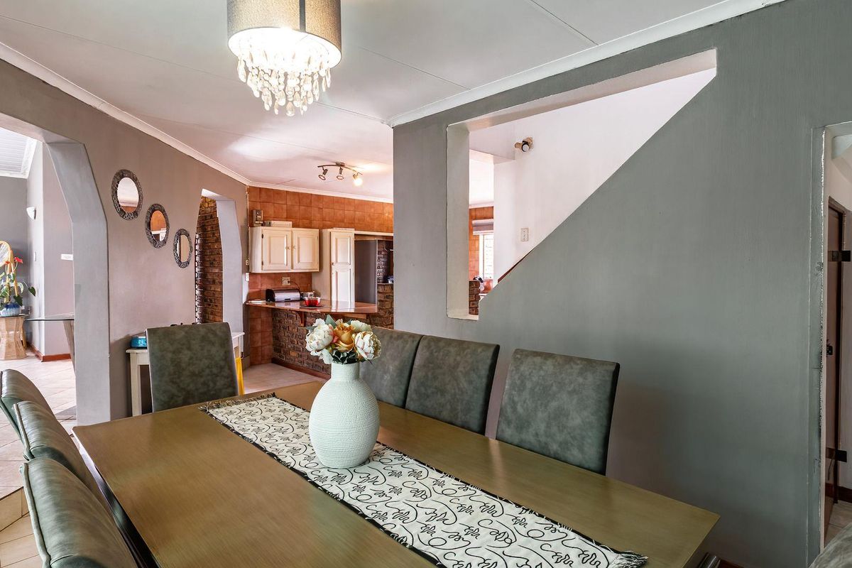 ### Spacious Family Home for Sale in a Prime Gated Community - Photo 5