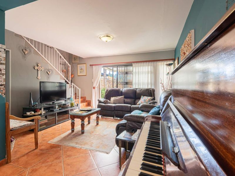 **Charming Duplex with Modern Comforts in Pristine Condition** - Photo 8