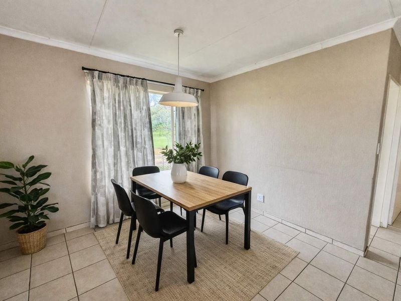 2 Bedroom Top Unit in Willow Park Manor - Photo 3