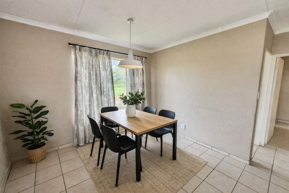 2 Bedroom Top Unit in Willow Park Manor - Photo 3