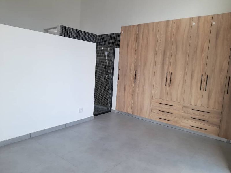 Newly build complex, north facing with only 12 units - Photo 3