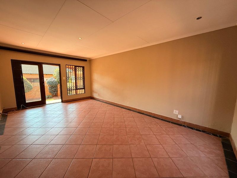 Perfect Lock-Up & Go 2 Bedroom Simplex in a Sought-After Double Security Estate - Photo 6