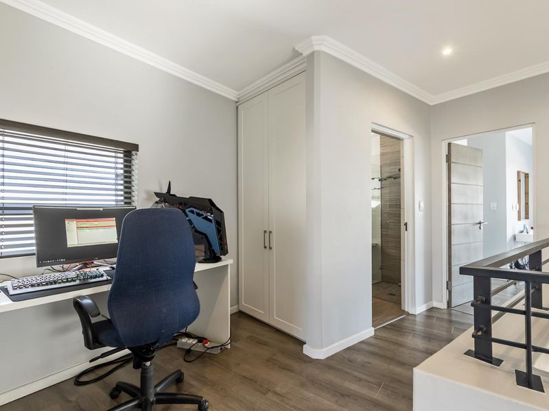 ECO-FRIENDLY TOWNHOUSE WITH FIVE DAY BACKUP SUPPLY FOR SALE IN PAULSHOF - Photo 10