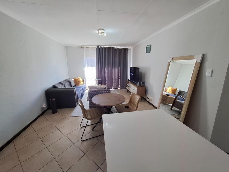 Move in ready 2 bedroom townhouse in secure complex - Photo 6