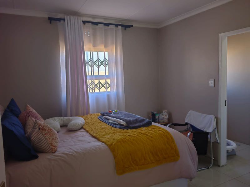 Clayville Ext 77 - R 1 150 000-Family home - Photo 8