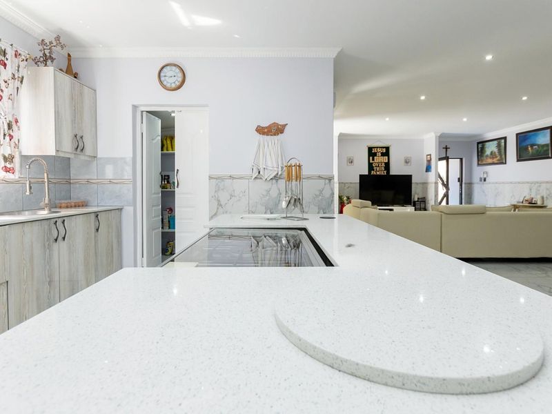 3 Bedroom House with Self-contained Flatlet - Photo 8