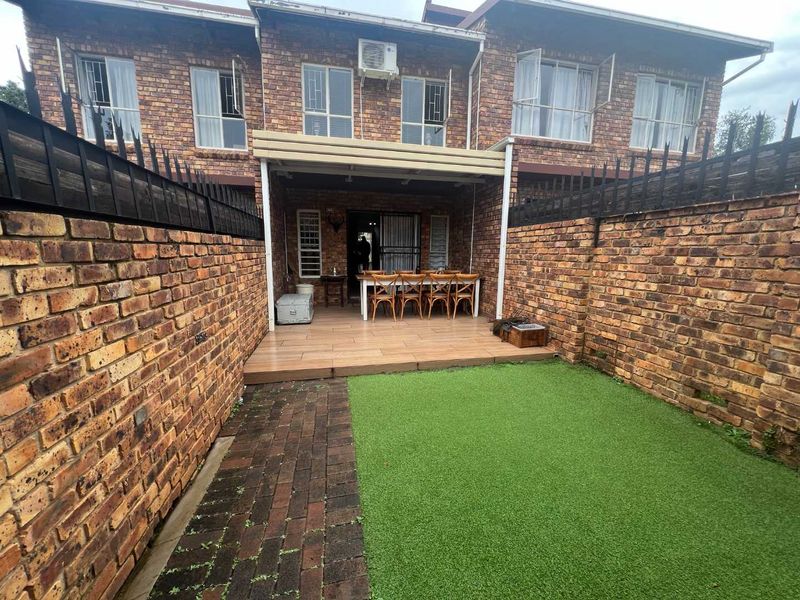 MODERN 2-BEDROOM DUPLEX AVAILABLE - Photo 6