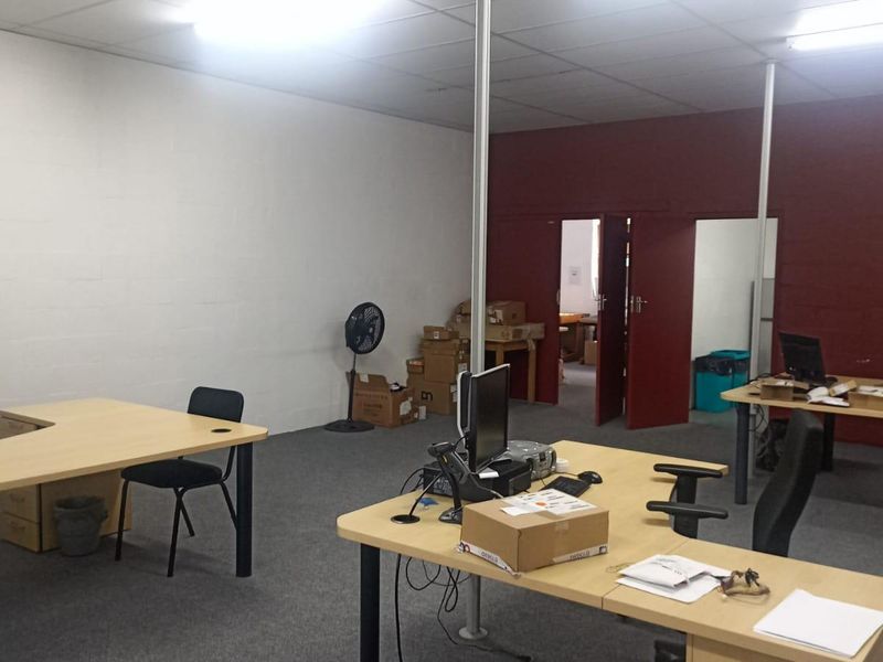 104.96m2 TO LET Freeway Business Park, Maitland / Secure Warehouse to rent with excellent access - Photo 4