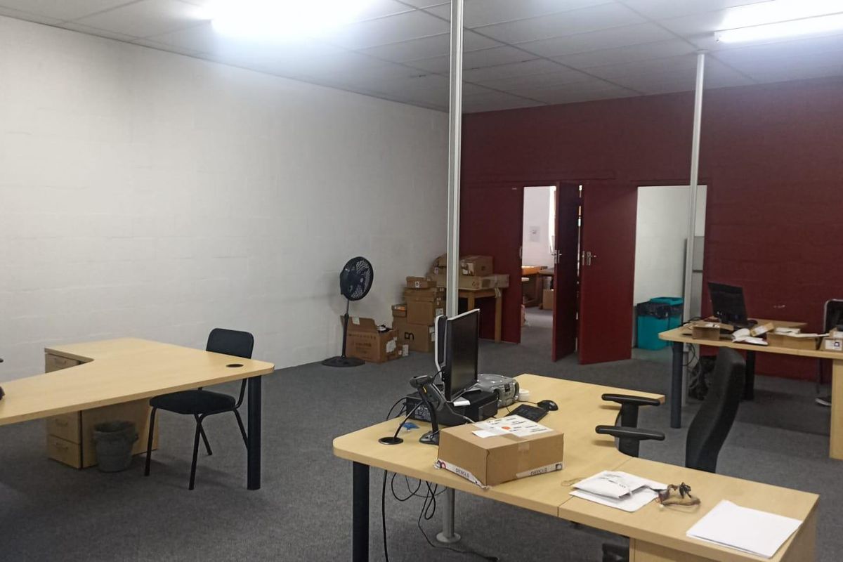 104.96m2 TO LET Freeway Business Park, Maitland / Secure Warehouse to rent with excellent access - Photo 4