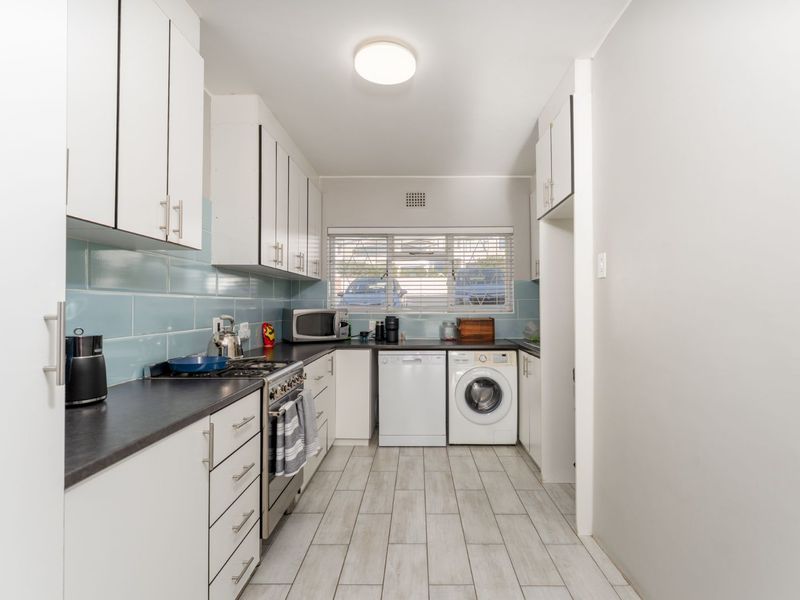 Spacious Two-Bedroom Apartment with Sea Views in Sought-After Highgate Complex - Photo 9