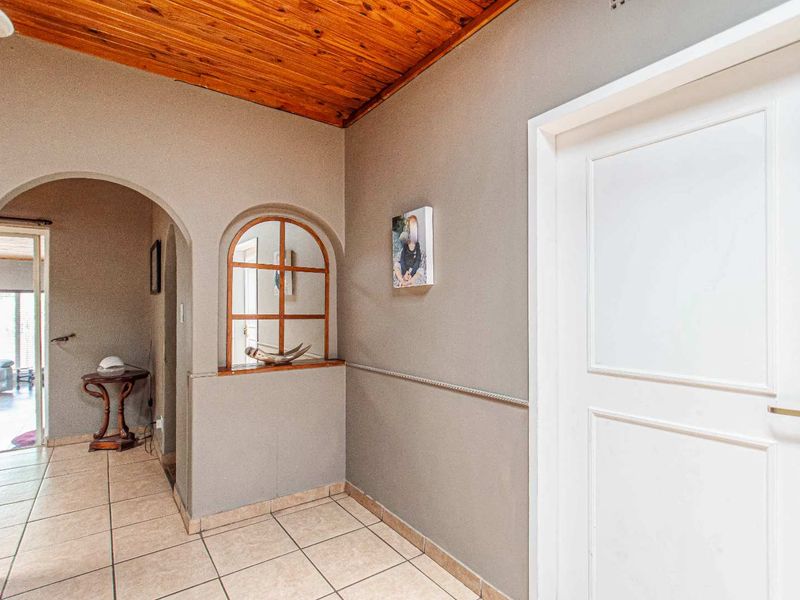 Famiky Home for Sale in Boomed off Area - Photo 3