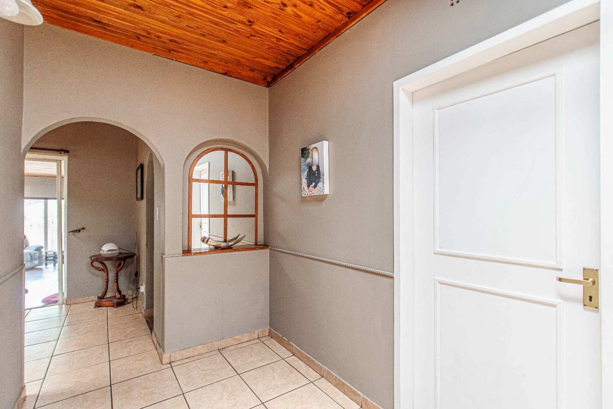 Famiky Home for Sale in Boomed off Area - Photo 3