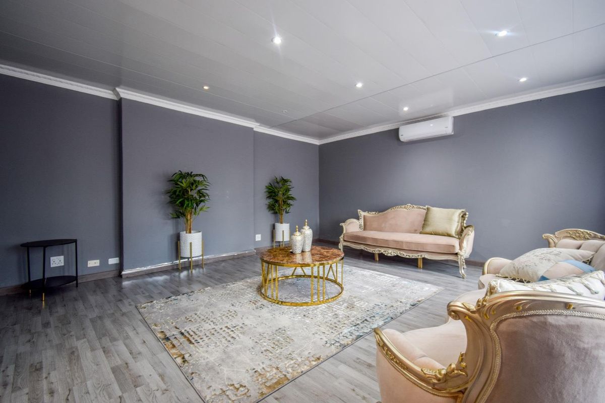 Four bedroom family home in Waterkloof Ridge Estate - Photo 2