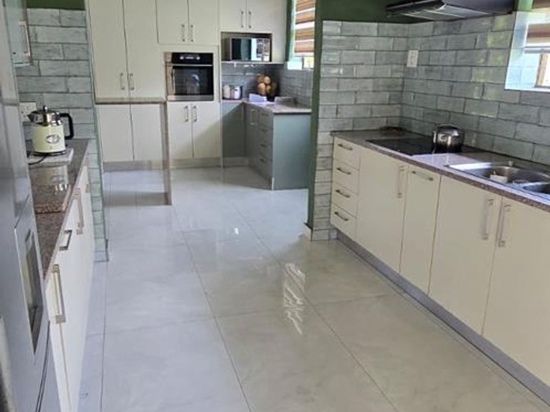 Stunning well maintained house to let in Lombardy East - Photo 2