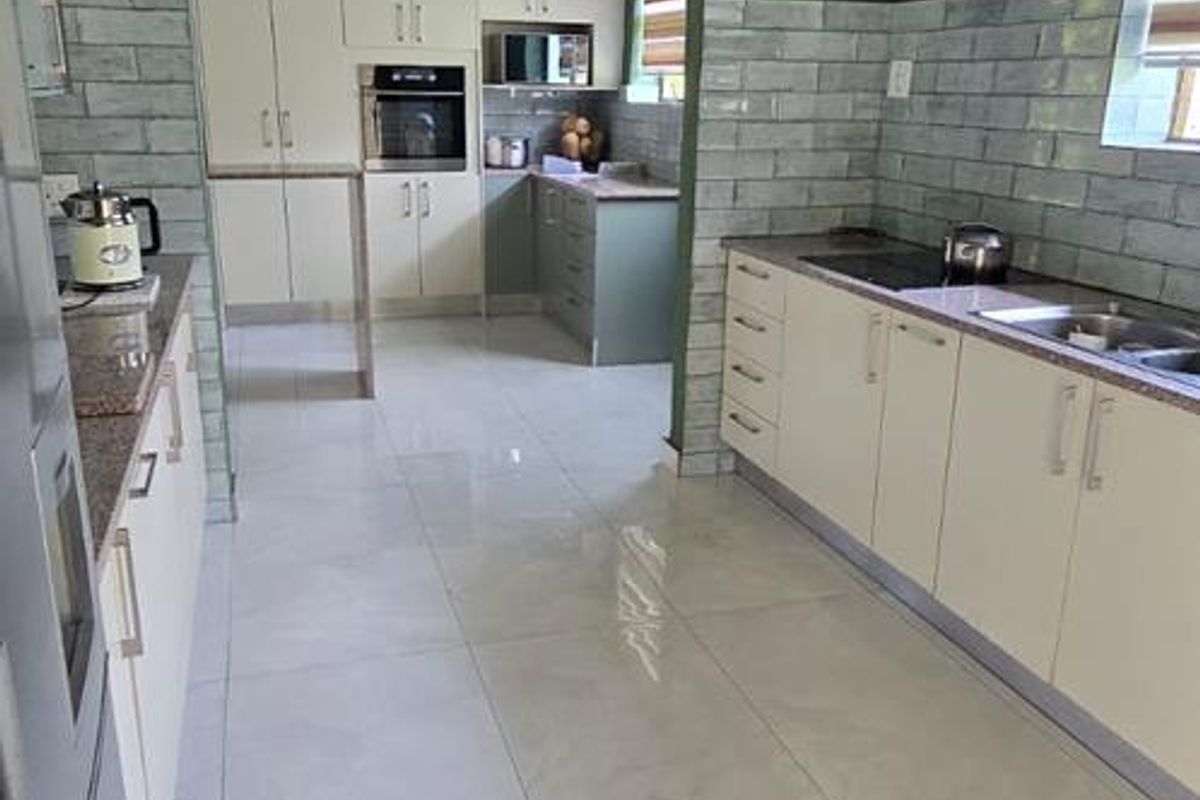 Stunning well maintained house to let in Lombardy East - Photo 2