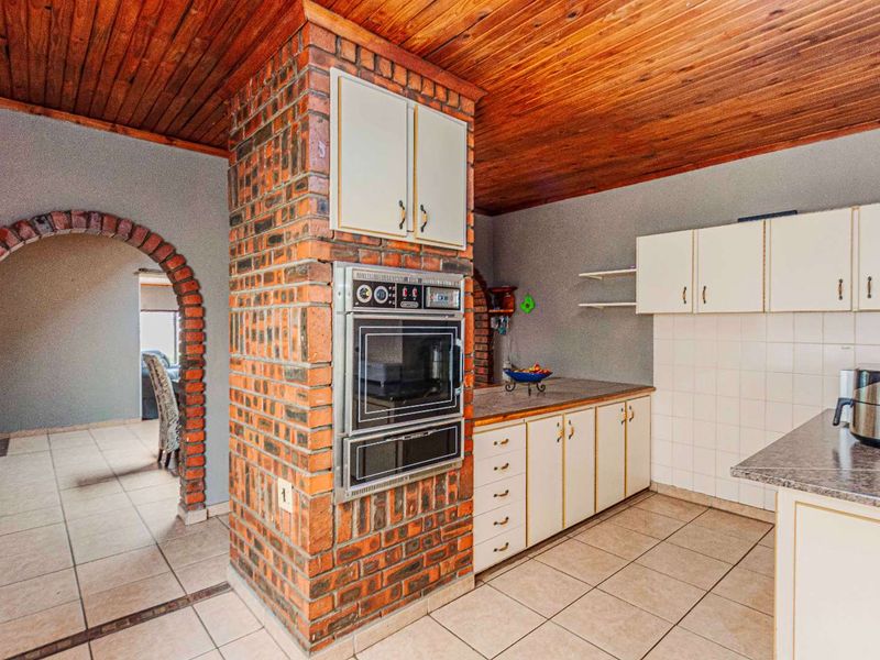 Famiky Home for Sale in Boomed off Area - Photo 10