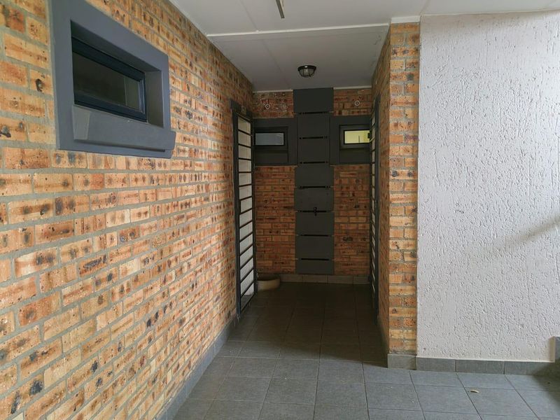 Fourways -Modern Apartment Eagles@Riverside - R 570 000! - Photo 9