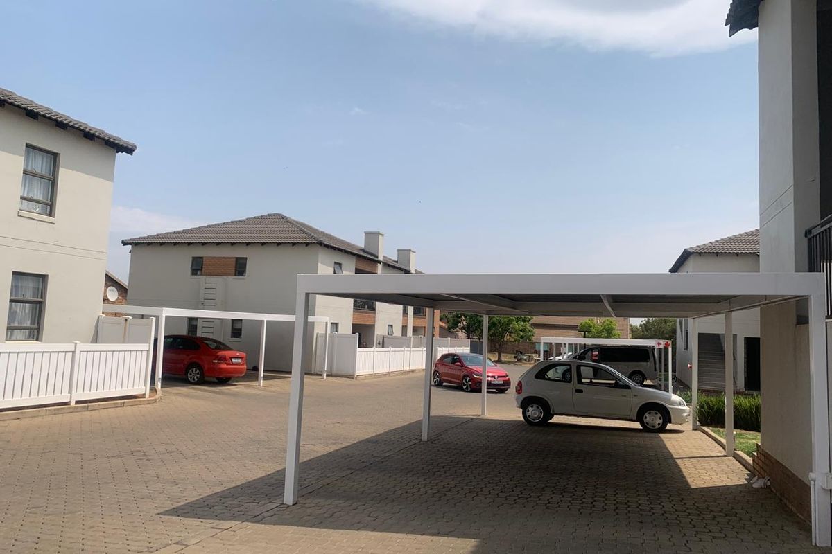 "Carming Town House in Pomona" - Photo 2