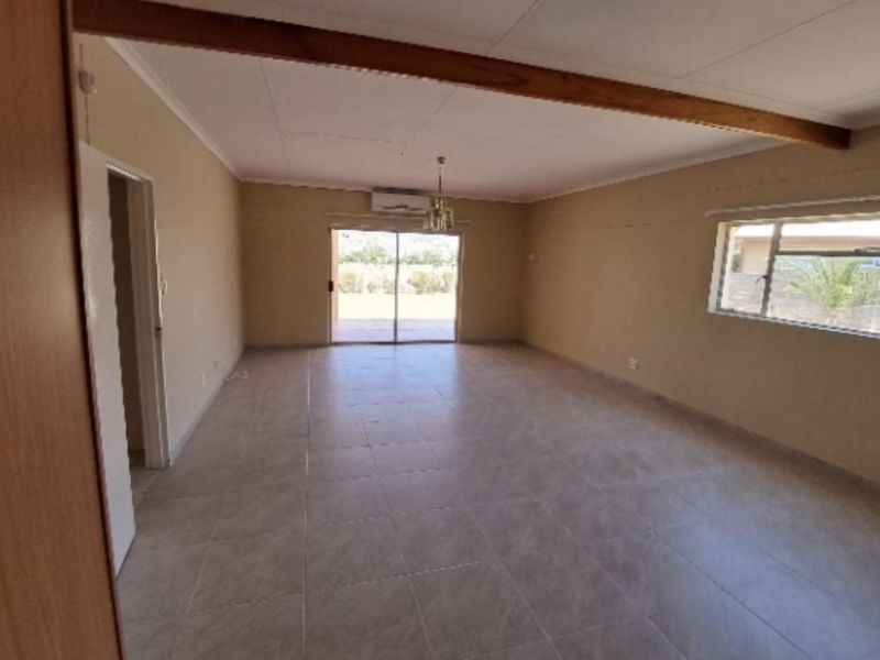 FOR SALE: 4 bedrooms house for sale in Gobabis, Extension 3, Selling price N$1,745 million cost excluded, Erf size 1573 m2 - Photo 5