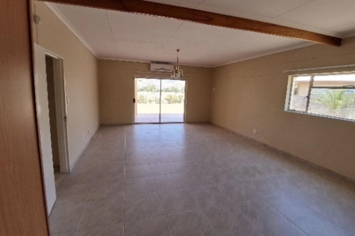 FOR SALE: 4 bedrooms house for sale in Gobabis, Extension 3, Selling price N$1,745 million cost excluded, Erf size 1573 m2 - Photo 5