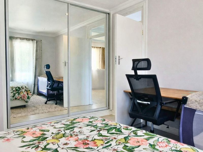 3 Bedroom Townhouse to Rent in La Lucia - Photo 10