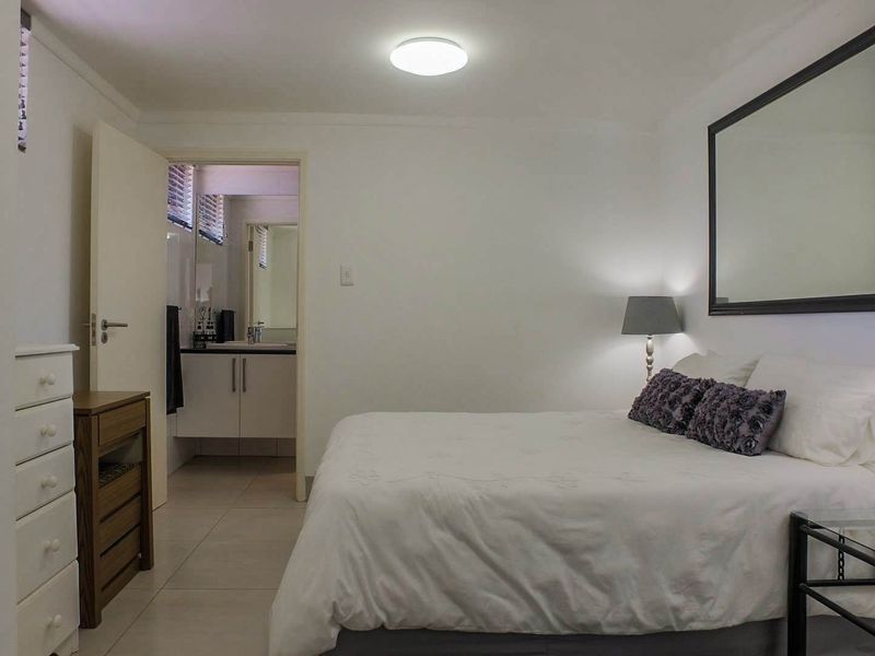 Beautiful family home with flatlet in Baronetcy Estate, Plattekloof. - Photo 7