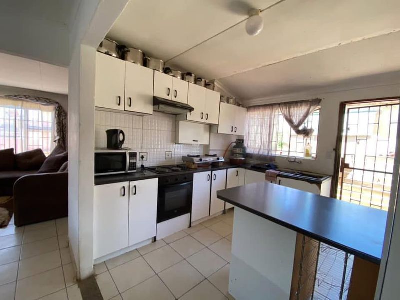 Income generating home. - Photo 4