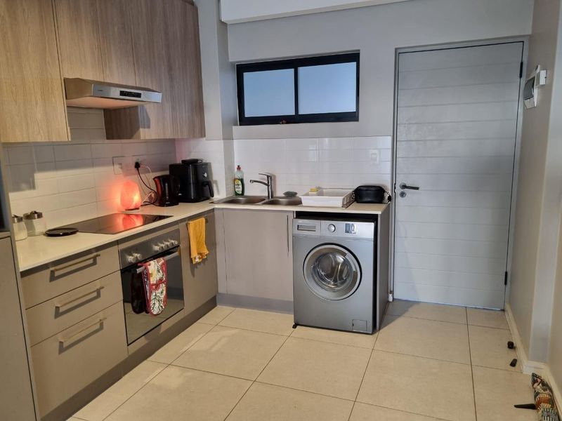 Ground floor unit in sought-after and secure Summerview Complex - Photo 3