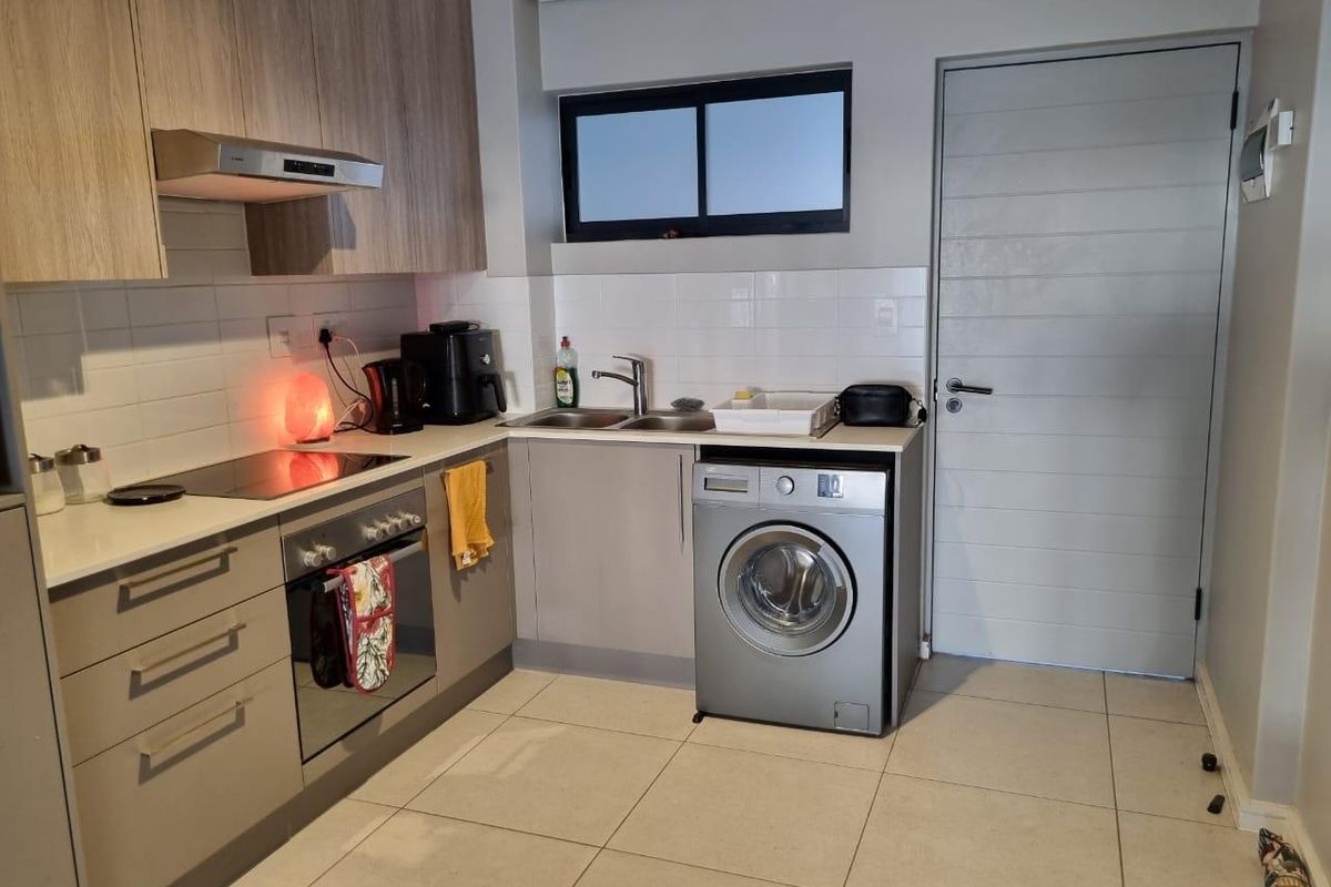 Ground floor unit in sought-after and secure Summerview Complex - Photo 3