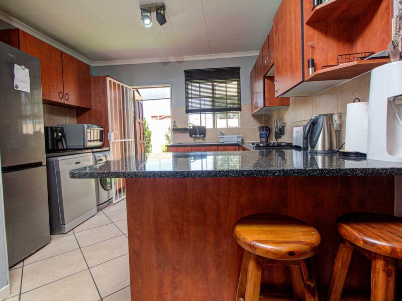 Spacious Corner Gem: Comfort & Convenience Await! - Photo 6