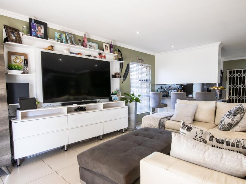 Perfect 3BR Family Haven with Braai Room, Large Garden, and Elite Security in Zambezi Manor - Photo 8