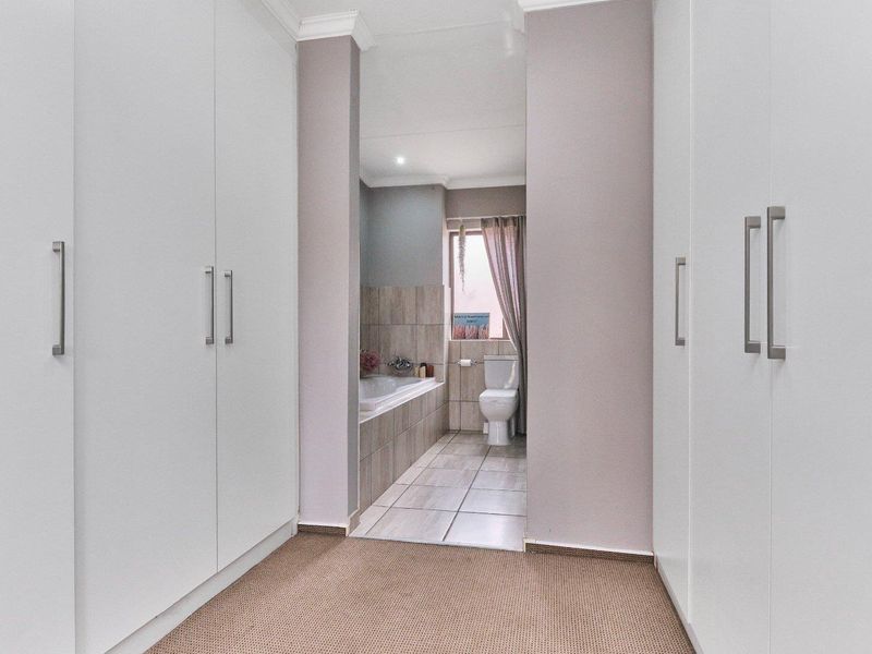 Spacious Open Plan Living for the Decerning Young Executive - Photo 10