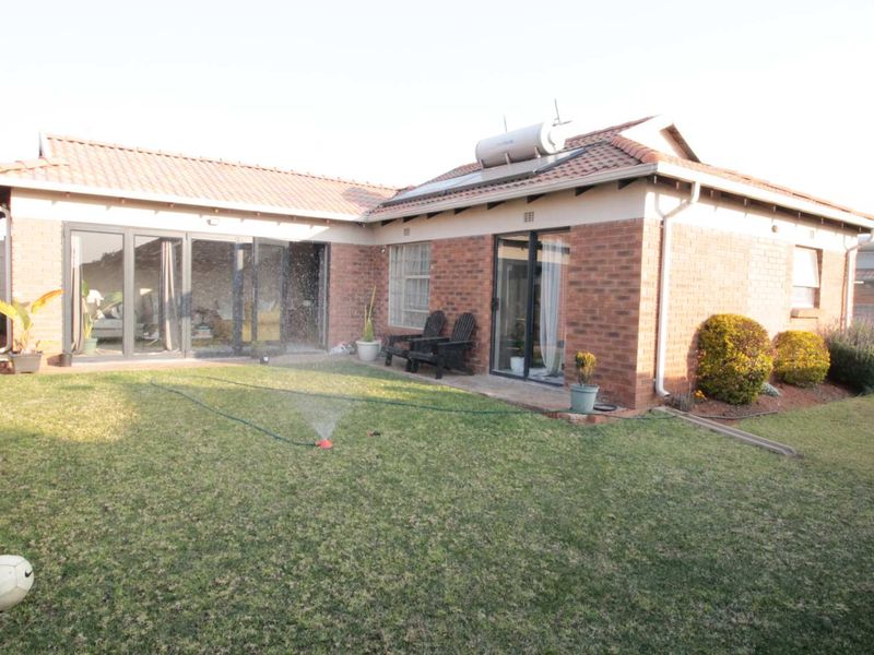 3 Bredroom for sale in Clayville, Midrand Village - Photo 8