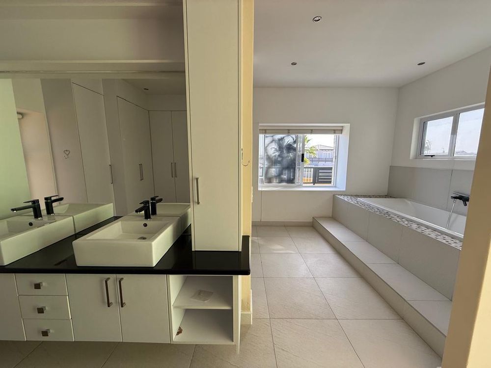 Main en-suite bedroom with a walk-in closet