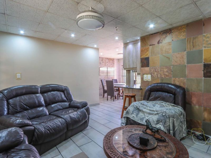 Spacious 4-Bedroom Family Home with Granny Flat, Pool & Entertainment Area - Photo 10