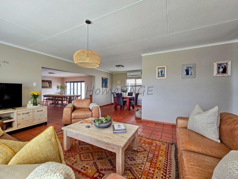 Central, Walvis Bay:  4 Bedr Home with 6-car garages IN A GOOD AREA - Photo 8