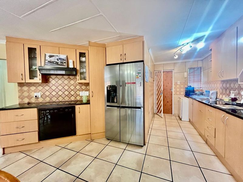 STUNNING FAMILY HOME - Photo 8