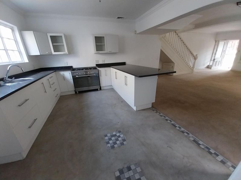 Well-Located 3-Bedroom Townhouse with Scope to Modernise - Photo 9
