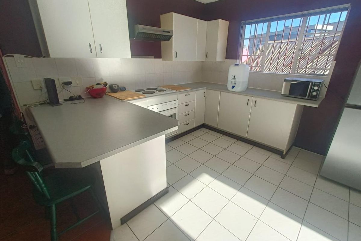 Spacious Double-Storey Family Home For Sale in The Hoewes - Photo 5