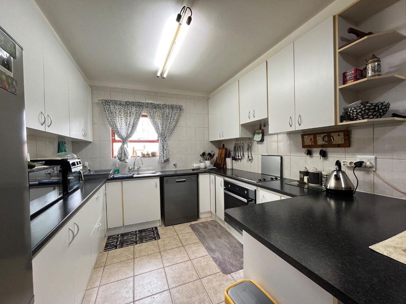 Prime Location: Impeccable Family Home for Sale - Photo 9