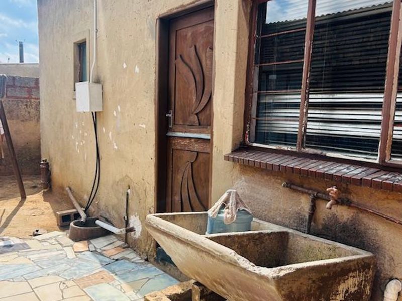 3 Bedroom house with 3 big outside Rooms - Photo 5