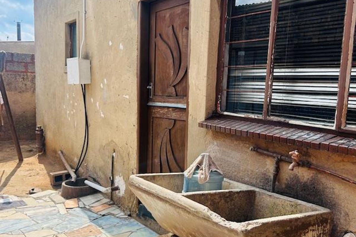 3 Bedroom house with 3 big outside Rooms - Photo 5