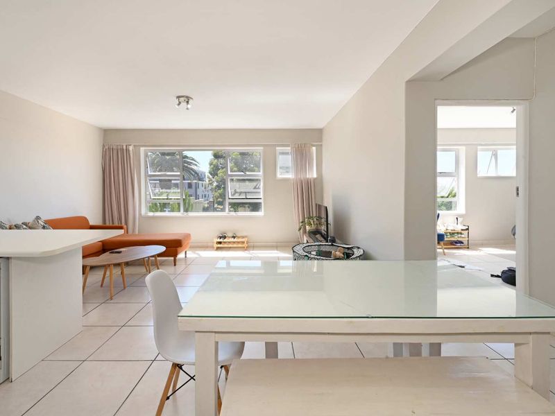 Spacious & Light-Filled 2 bedroom Apartment in the Heart of Gardens - Photo 3