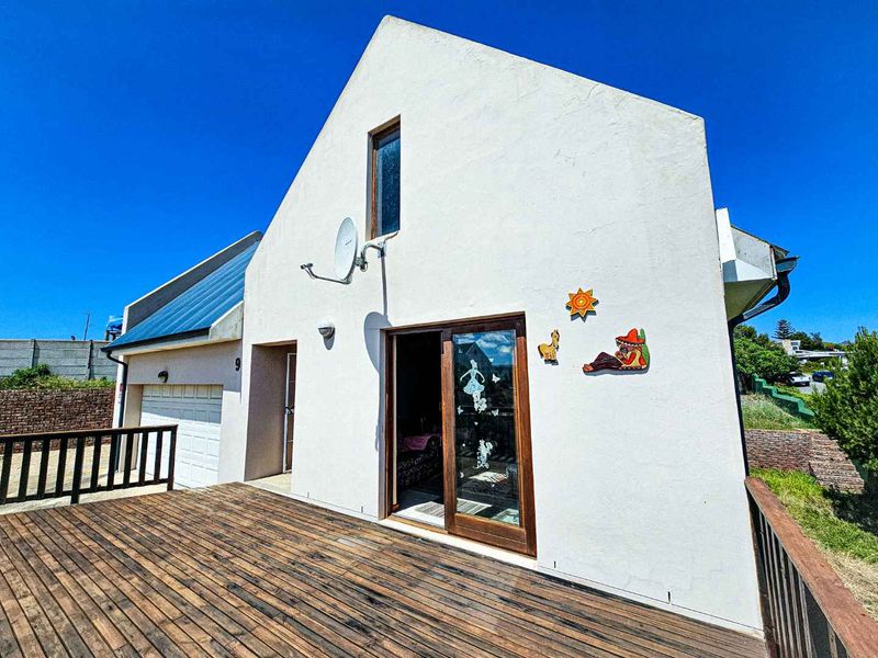 Five bedroom family home for sale in Stilbaai-Wes. - Photo 2