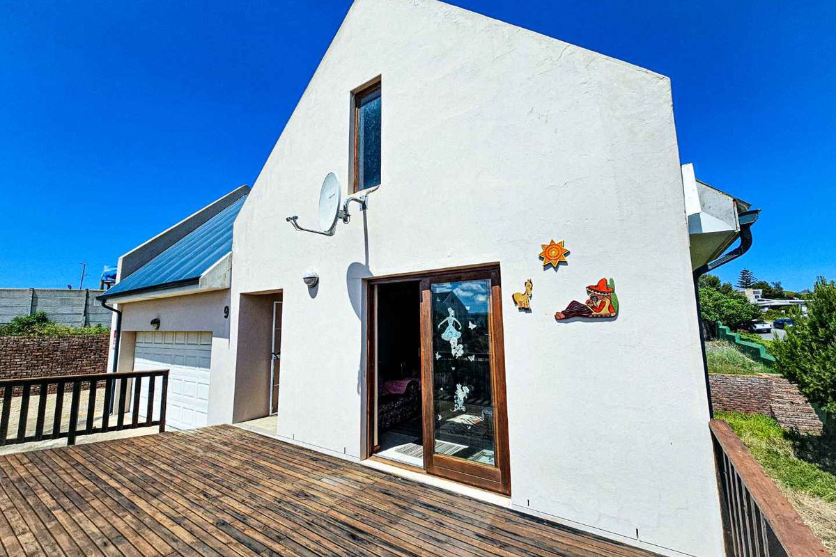 Five bedroom family home for sale in Stilbaai-Wes. - Photo 2