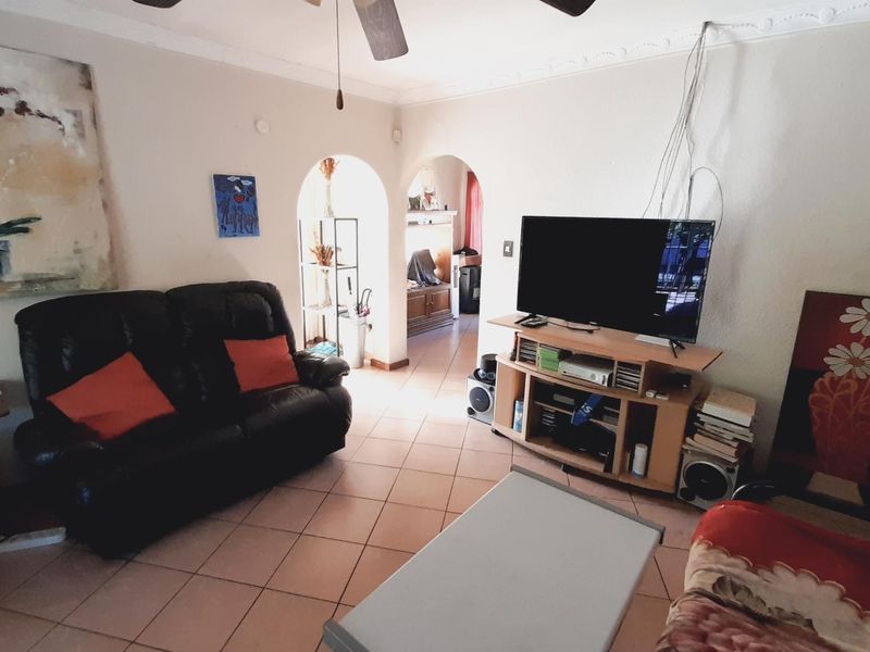 Discover Potential in Ifafi: Solid Home with Rental Opportunity - Photo 6