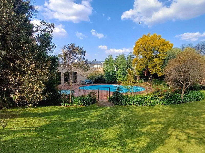 Charming Renovated Cottage with Study in the Heart of Victory Park - Photo 1