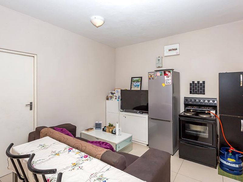 Two Bedroom Ground Floor Apartment - Photo 10