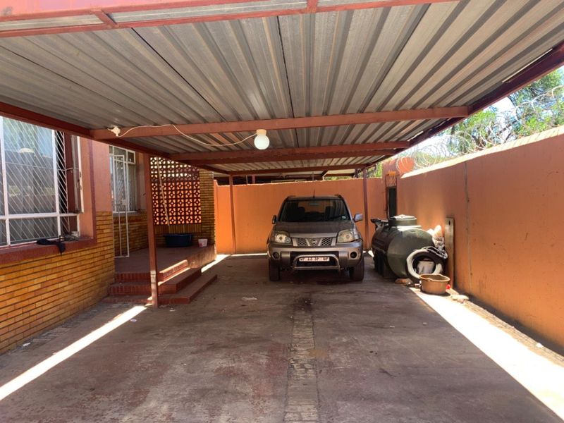 3 bedroom investment house for sale with 6 outside Flatlets - Photo 8